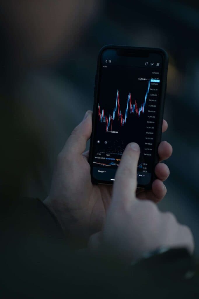 Investidor usando app